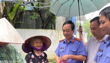 Viện KSND huyện Chương Mỹ tặng quà cứu trợ các hộ dân bị ảnh hưởng nặng...